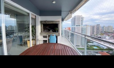 Venta y Alquiler anual  en oportunidad apartamento de 3 dormitorios y 3 baños con balcón con parrillero en Punta del Este