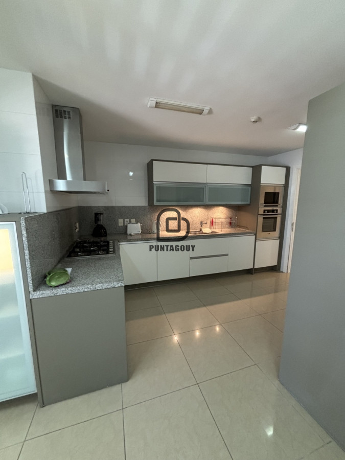 Apartamento ID.1749 - Alquiler 3 dormitorios más dependencia de servicio 