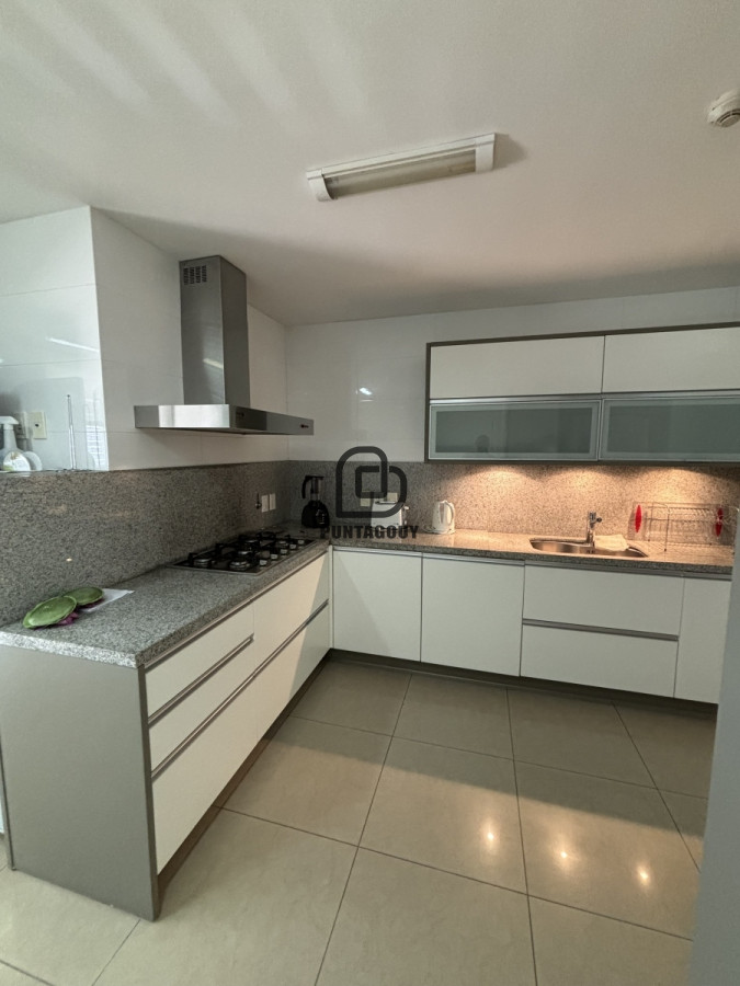 Apartamento ID.1749 - Alquiler 3 dormitorios más dependencia de servicio 