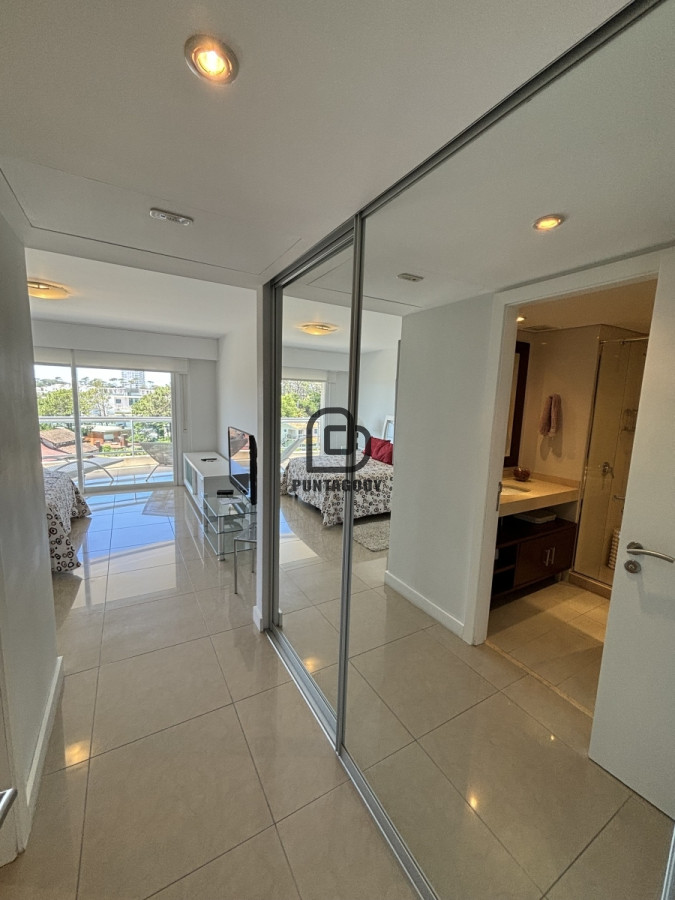 Apartamento ID.1749 - Alquiler 3 dormitorios más dependencia de servicio 