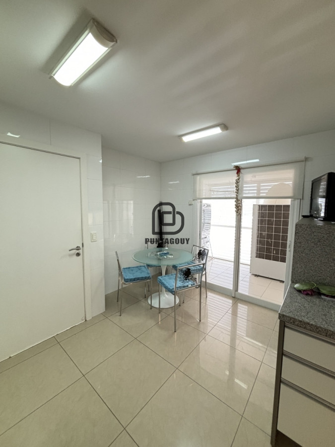 Apartamento ID.1749 - Alquiler 3 dormitorios más dependencia de servicio 