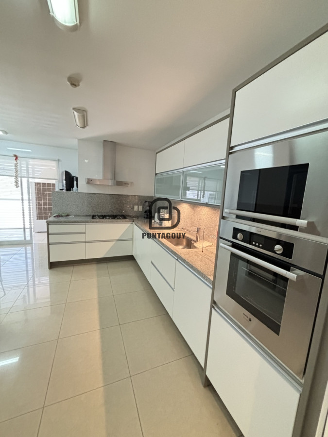 Apartamento ID.1749 - Alquiler 3 dormitorios más dependencia de servicio 