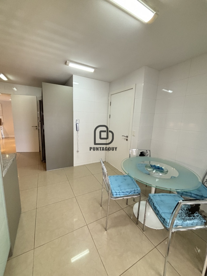 Apartamento ID.1749 - Alquiler 3 dormitorios más dependencia de servicio 