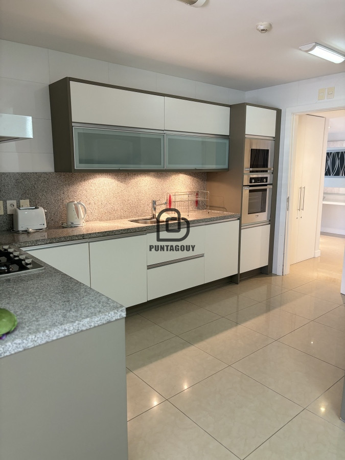 Apartamento ID.1749 - Alquiler 3 dormitorios más dependencia de servicio 