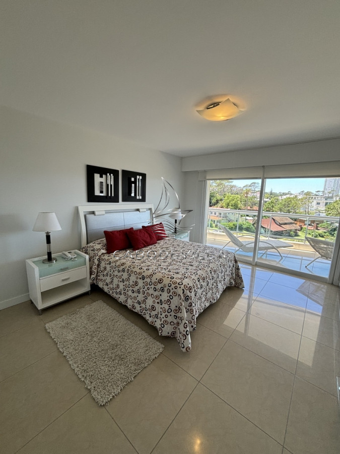 Apartamento ID.429 - En alquiler anual departamento de 3 dormitorios más dependencia de servicio 