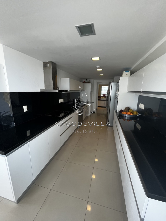 Apartamento ID.136 - En venta unidad de 3 dormitorios en suite más dependencia de servicio playa brava 