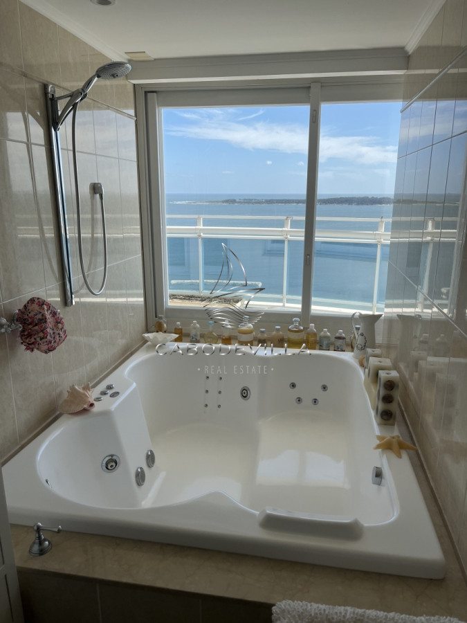 Apartamento ID.133 - En venta Penthouse de 6 dormitorios Playa Mansa 