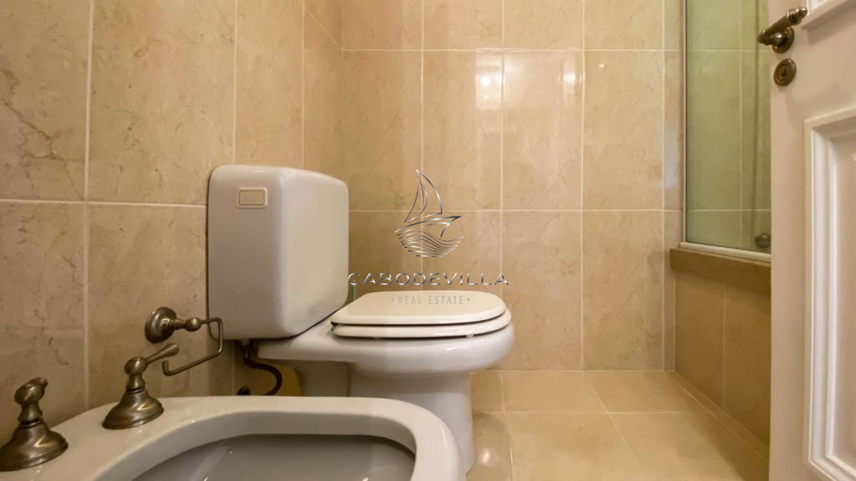Apartamento ID.27 - En venta y alquiler temporal apartamento de 3 dormitorios más dependencia de servicio, Playa Mansa 
