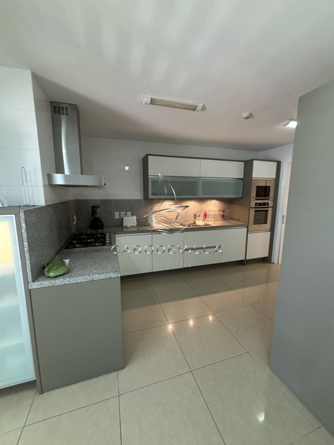 Apartamento ID.429 - En alquiler anual departamento de 3 dormitorios más dependencia de servicio 