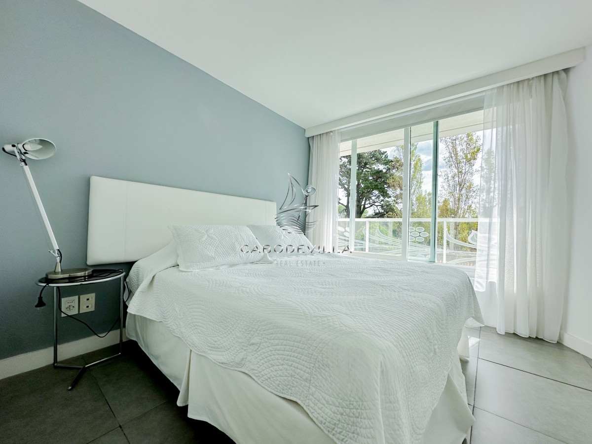 Apartamento ID.525 - Venta de apartamento de 1 dormitorio y medio con un baño equipado por Philippe Starck en Torre YOO Punta.