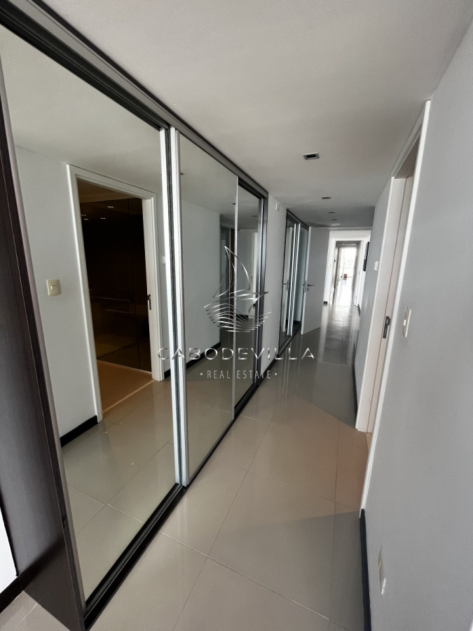 Apartamento ID.136 - En venta unidad de 3 dormitorios en suite más dependencia de servicio playa brava 