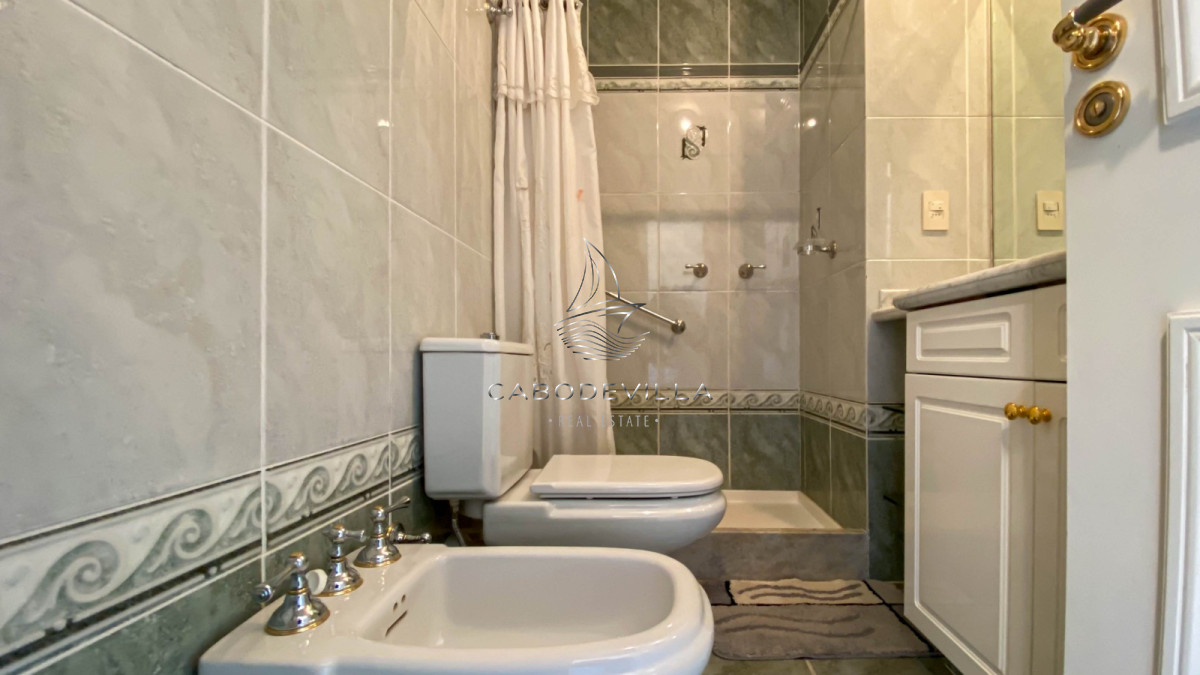 Apartamento ID.249 - En alquiler apartamento de 3 dormitorios más dependencia de servicio parada 5 de Playa Mansa Punta del Este 