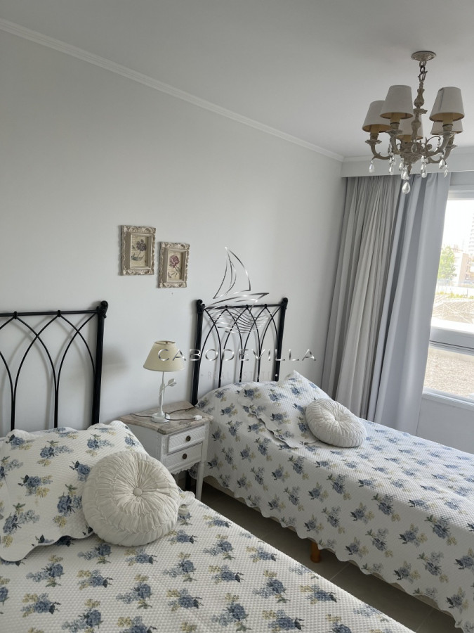Apartamento ID.134 - En alquiler apartamento de 3 dormitorios y 4 baños en parada 4 de playa mansa 