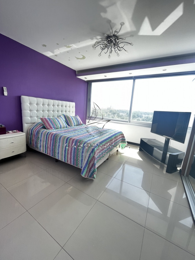 Apartamento ID.136 - En venta unidad de 3 dormitorios en suite más dependencia de servicio playa brava 