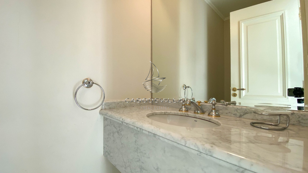 Apartamento ID.249 - En alquiler apartamento de 3 dormitorios más dependencia de servicio parada 5 de Playa Mansa Punta del Este 