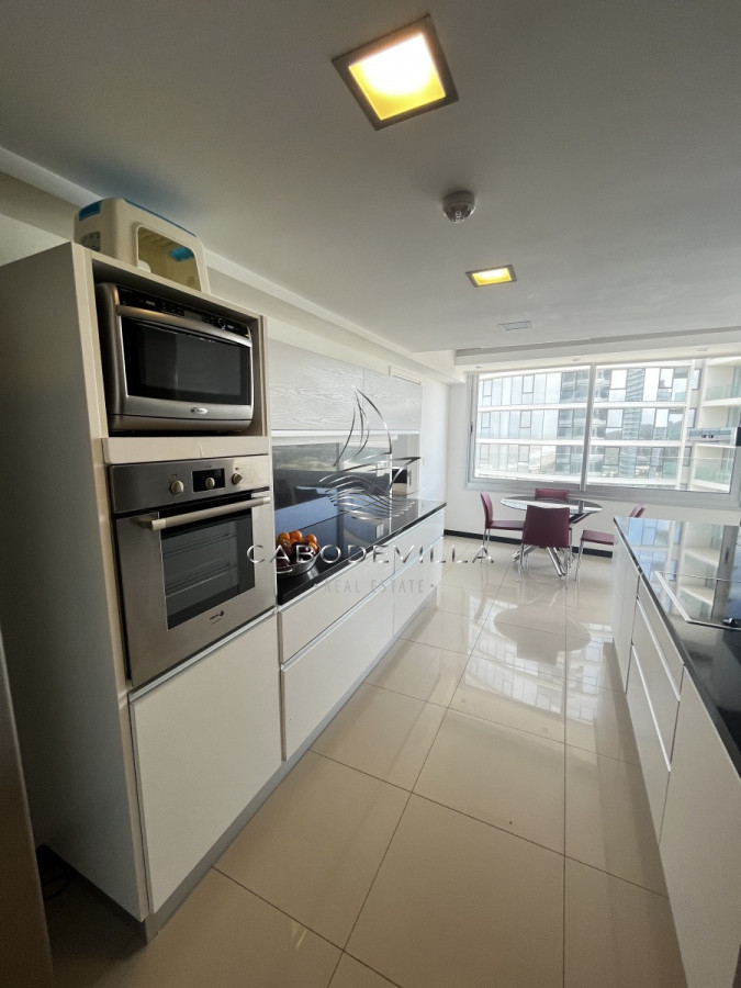 Apartamento ID.136 - En venta unidad de 3 dormitorios en suite más dependencia de servicio playa brava 