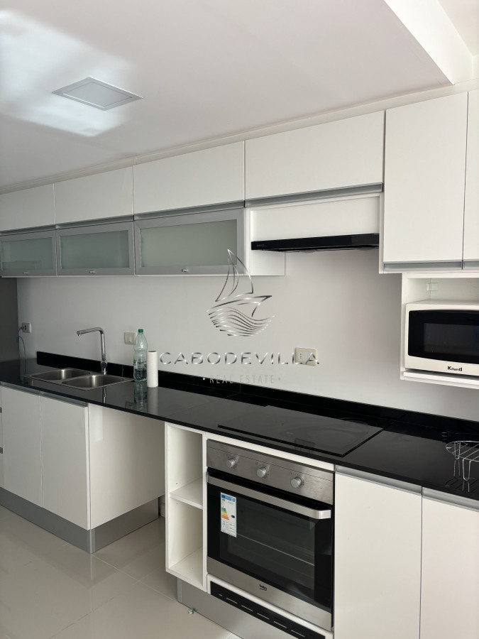 Apartamento ID.685 - Alquiler anual apartamento de 2 dormitorios primera línea de Playa Mansa 