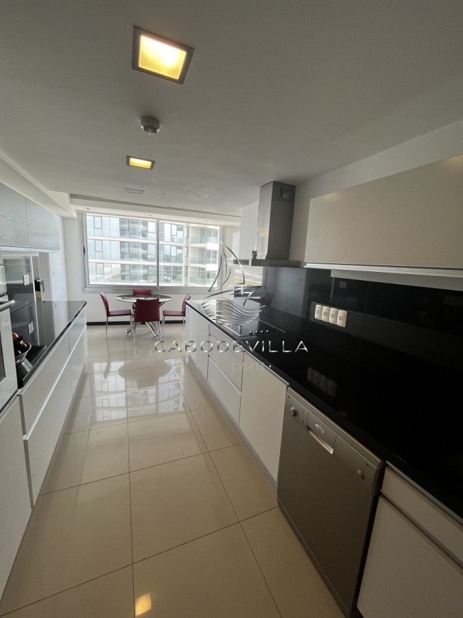 Apartamento ID.136 - En venta unidad de 3 dormitorios en suite más dependencia de servicio playa brava 