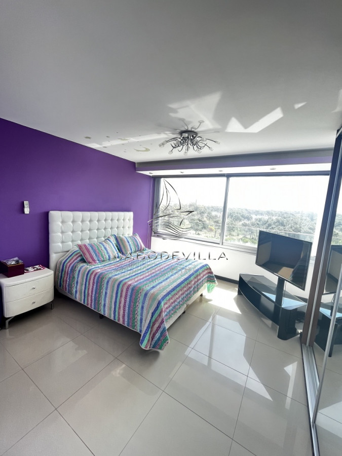 Apartamento ID.136 - En venta unidad de 3 dormitorios en suite más dependencia de servicio playa brava 