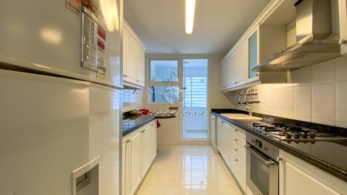 Apartamento ID.27 - En venta y alquiler temporal apartamento de 3 dormitorios más dependencia de servicio, Playa Mansa 