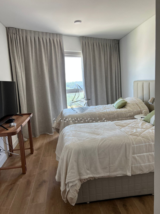 Apartamento ID.251 - En alquiler apartamento de 2 dormitorios en suite más toilette con balcón y vista al mar Playa Brava parada 9