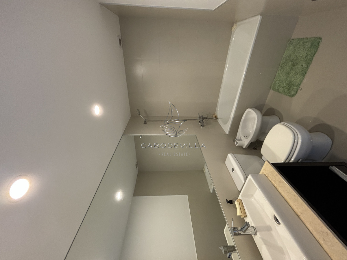 Apartamento ID.685 - Alquiler anual apartamento de 2 dormitorios primera línea de Playa Mansa 