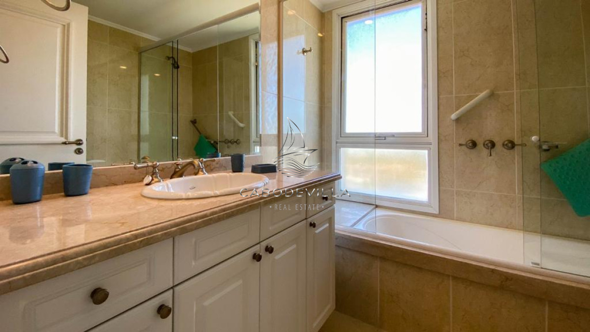 Apartamento ID.27 - En venta y alquiler temporal apartamento de 3 dormitorios más dependencia de servicio, Playa Mansa 