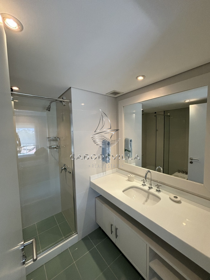 Apartamento ID.429 - En alquiler anual departamento de 3 dormitorios más dependencia de servicio 