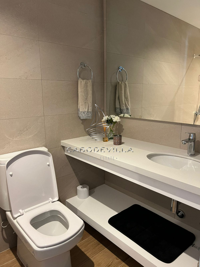 Apartamento ID.251 - En alquiler apartamento de 2 dormitorios en suite más toilette con balcón y vista al mar Playa Brava parada 9