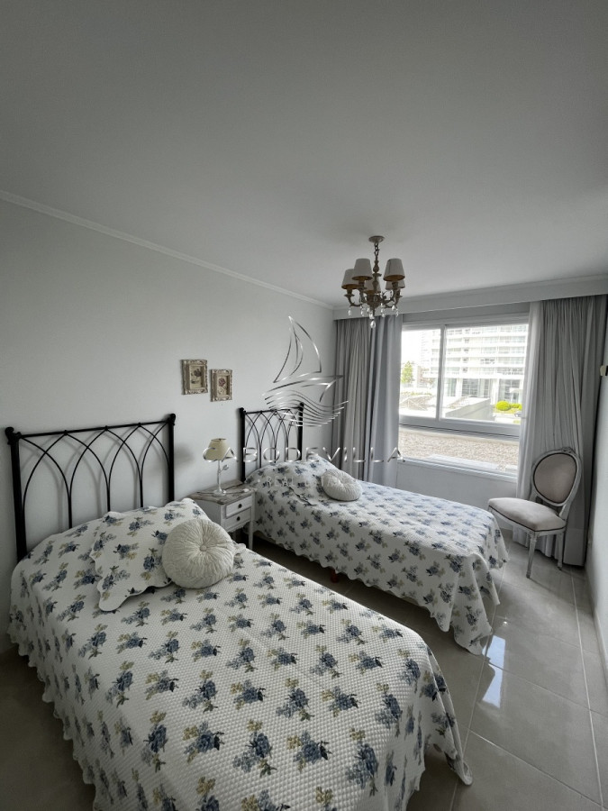 Apartamento ID.134 - En alquiler apartamento de 3 dormitorios y 4 baños en parada 4 de playa mansa 
