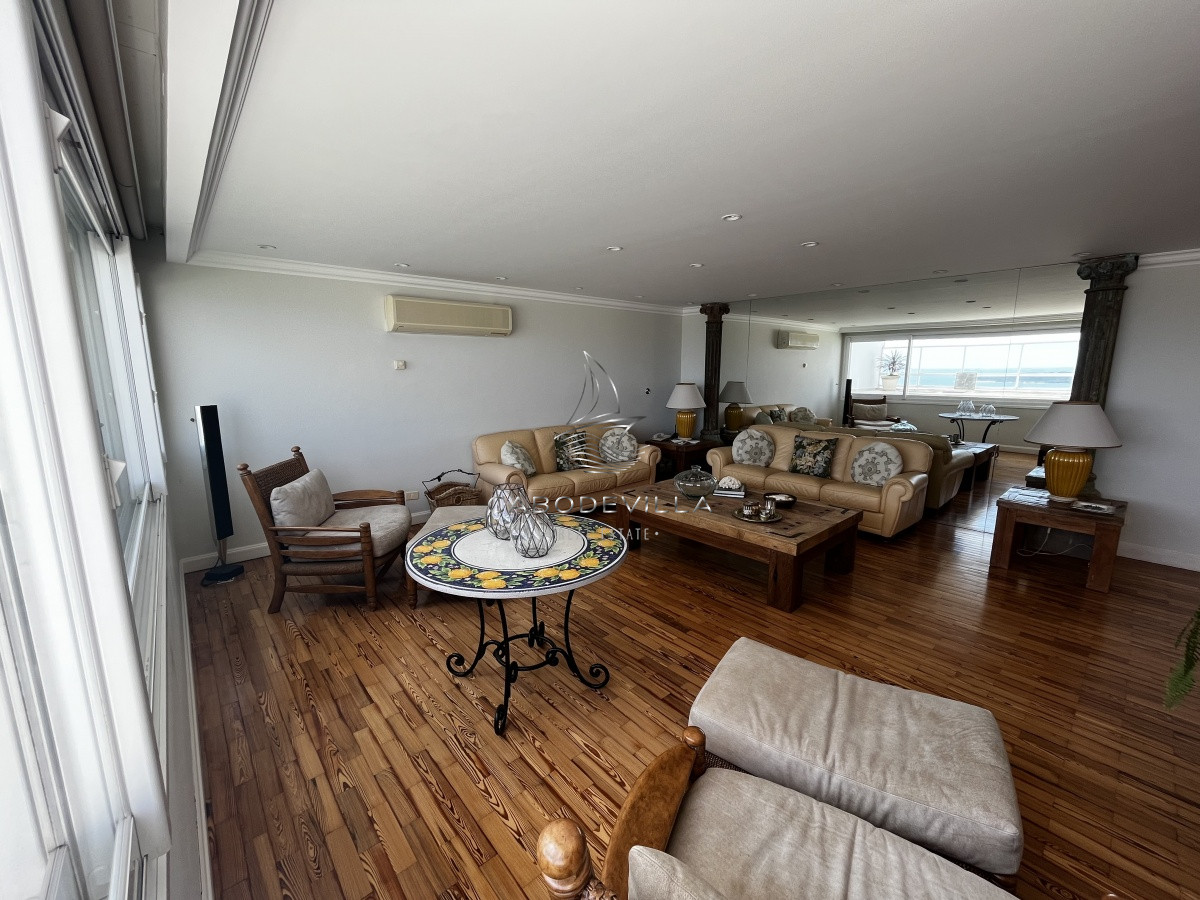 Apartamento ID.133 - En venta Penthouse de 6 dormitorios Playa Mansa 