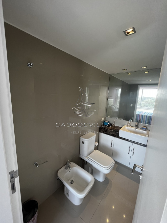 Apartamento ID.136 - En venta unidad de 3 dormitorios en suite más dependencia de servicio playa brava 