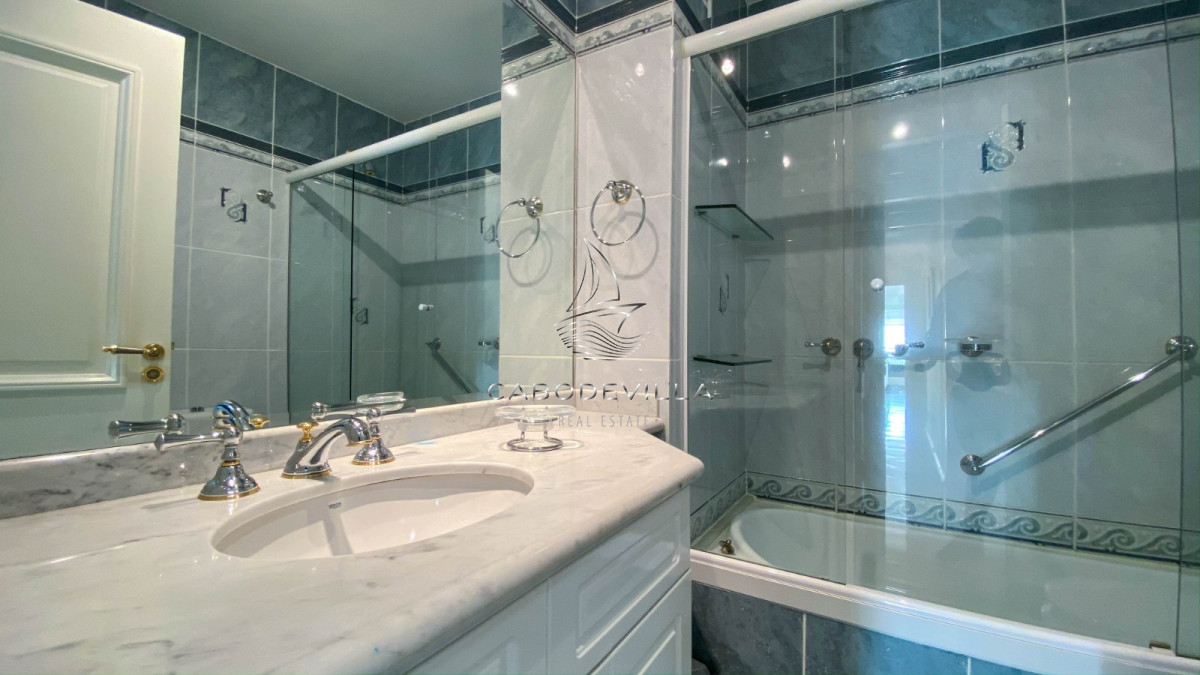 Apartamento ID.249 - En alquiler apartamento de 3 dormitorios más dependencia de servicio parada 5 de Playa Mansa Punta del Este 