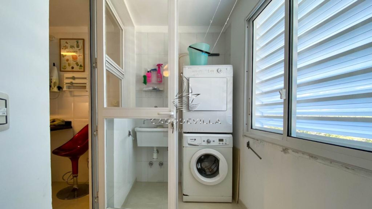 Apartamento ID.27 - En venta y alquiler temporal apartamento de 3 dormitorios más dependencia de servicio, Playa Mansa 