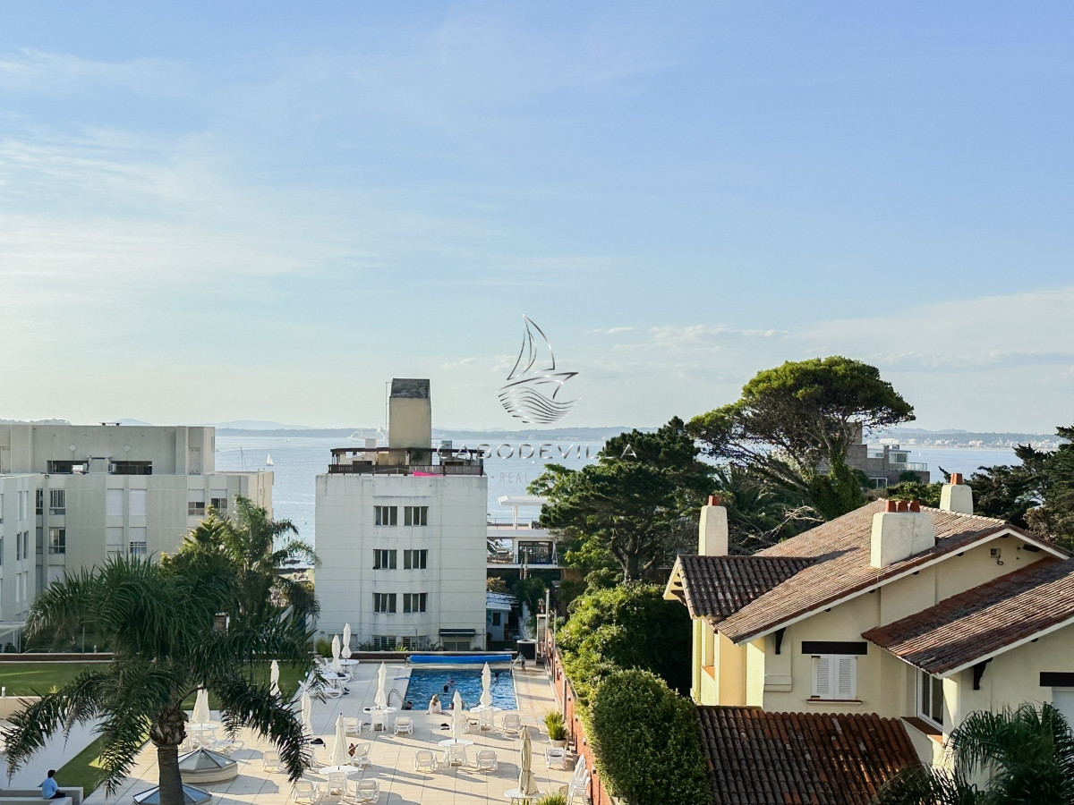 Apartamento ID.527 - Venta de apartamento duplex de un dormitorio en histórico Edificio Biarritz