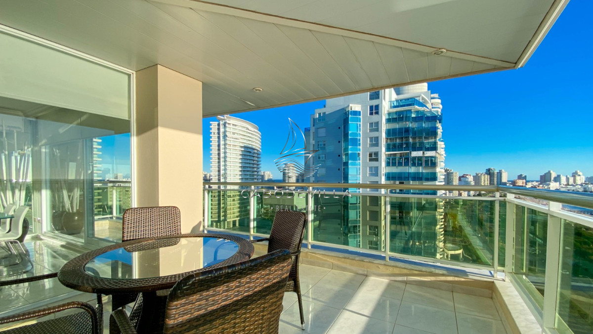 Apartamento ID.249 - En alquiler apartamento de 3 dormitorios más dependencia de servicio parada 5 de Playa Mansa Punta del Este 