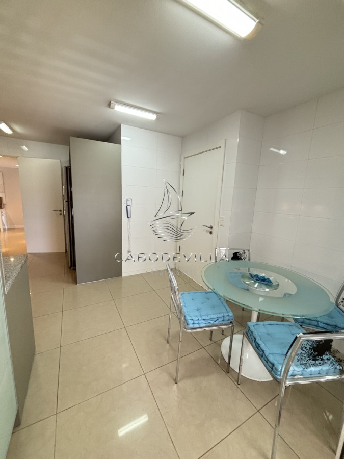 Apartamento ID.429 - En alquiler anual departamento de 3 dormitorios más dependencia de servicio 