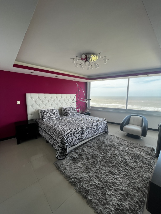 Apartamento ID.136 - En venta unidad de 3 dormitorios en suite más dependencia de servicio playa brava 