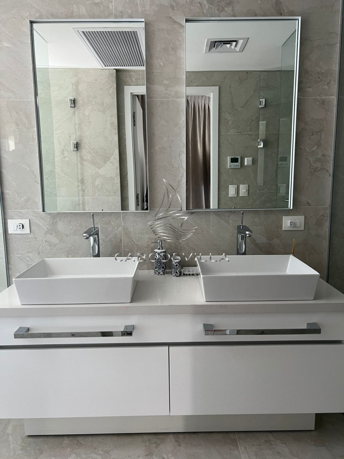 Apartamento ID.251 - En alquiler apartamento de 2 dormitorios en suite más toilette con balcón y vista al mar Playa Brava parada 9
