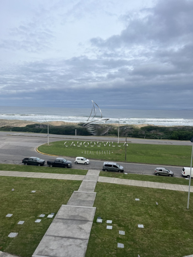 Apartamento ID.292 - En venta y alquiler anual apartamento de 3 dormitorios mas dependencia primera línea de Playa Brava Punta del Este