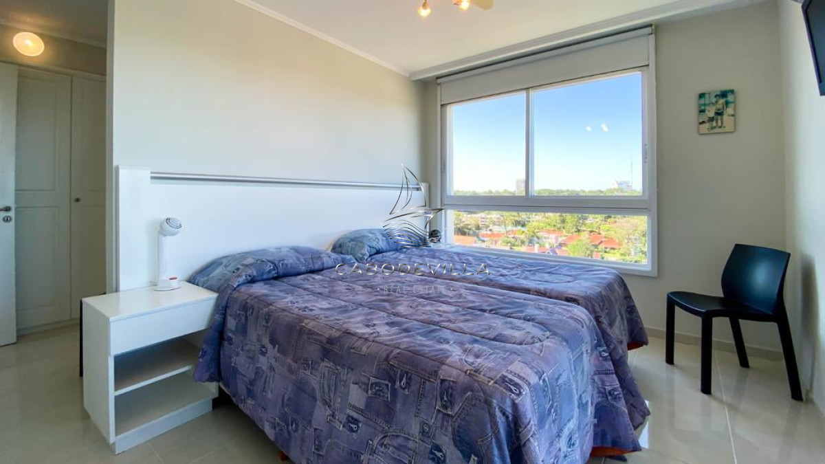Apartamento ID.27 - En venta y alquiler temporal apartamento de 3 dormitorios más dependencia de servicio, Playa Mansa 