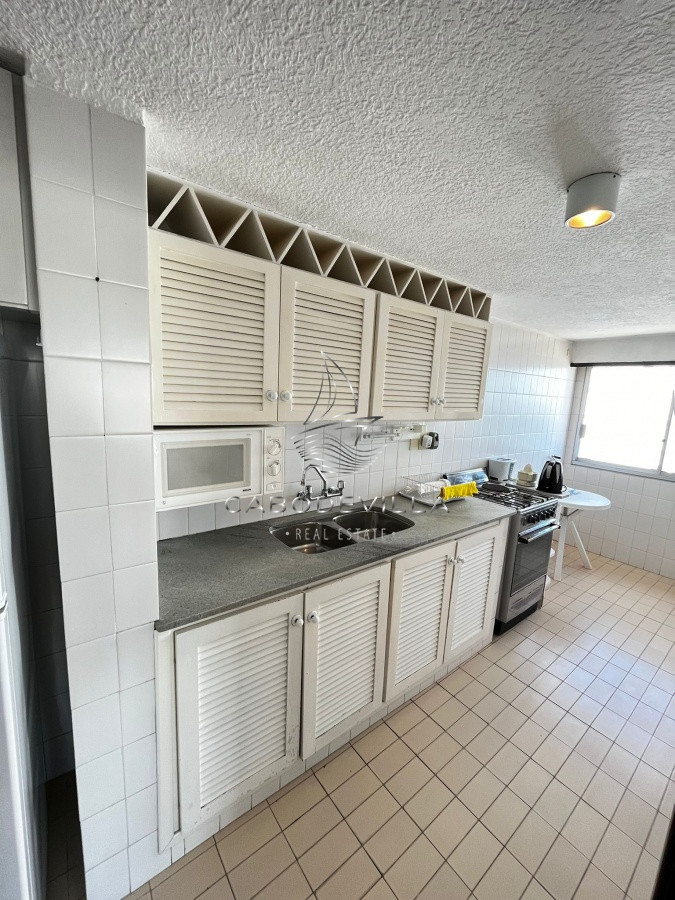 Apartamento ID.69 - En venta apartamento y alquiler anual de 2 dormitorios con vista al mar, Punta del Este 