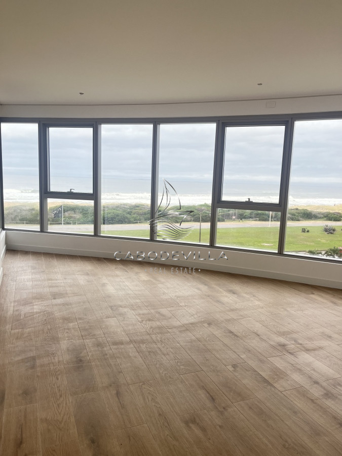 Apartamento ID.292 - En venta y alquiler anual apartamento de 3 dormitorios mas dependencia primera línea de Playa Brava Punta del Este