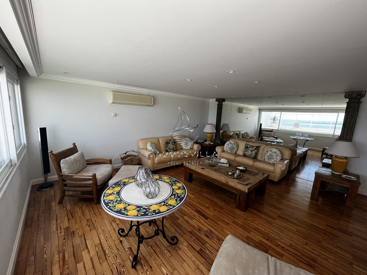 Apartamento ID.133 - En venta Penthouse de 6 dormitorios Playa Mansa 