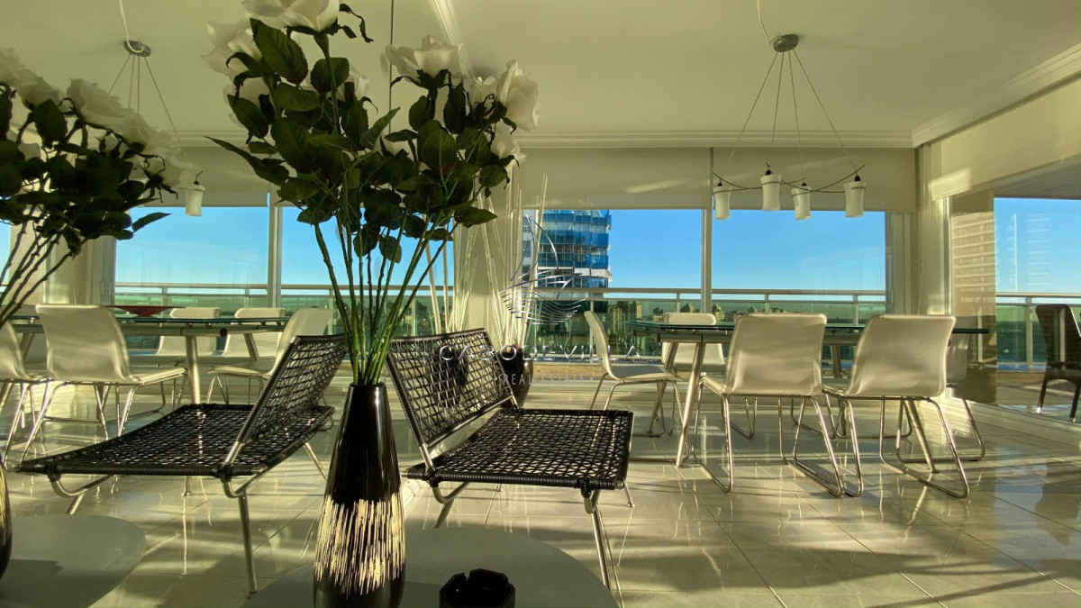 Apartamento ID.249 - En alquiler apartamento de 3 dormitorios más dependencia de servicio parada 5 de Playa Mansa Punta del Este 