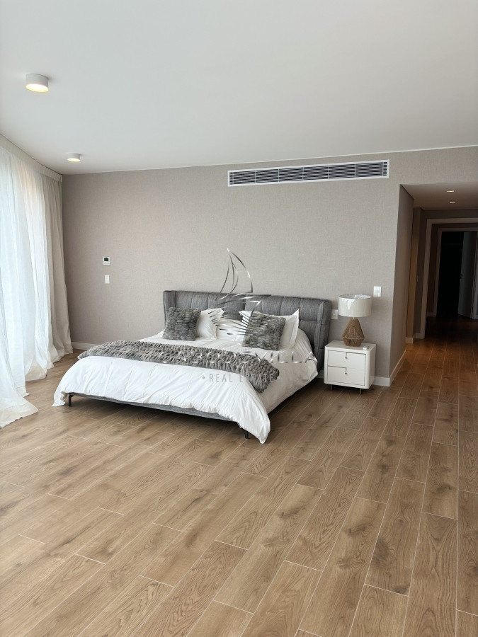 Apartamento ID.427 - En alquiler depto de 3 dormitorios más dependencia de servicio Punta del Este 