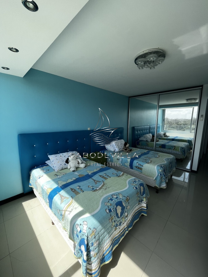 Apartamento ID.136 - En venta unidad de 3 dormitorios en suite más dependencia de servicio playa brava 