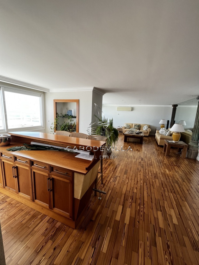 Apartamento ID.133 - En venta Penthouse de 6 dormitorios Playa Mansa 