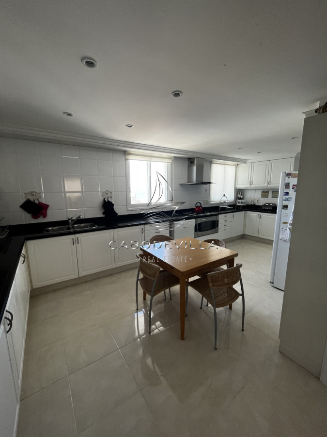 Apartamento ID.133 - En venta Penthouse de 6 dormitorios Playa Mansa 