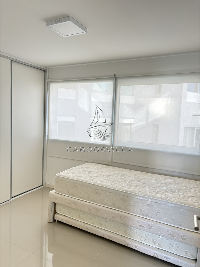 Apartamento ID.685 - Alquiler anual apartamento de 2 dormitorios primera línea de Playa Mansa 